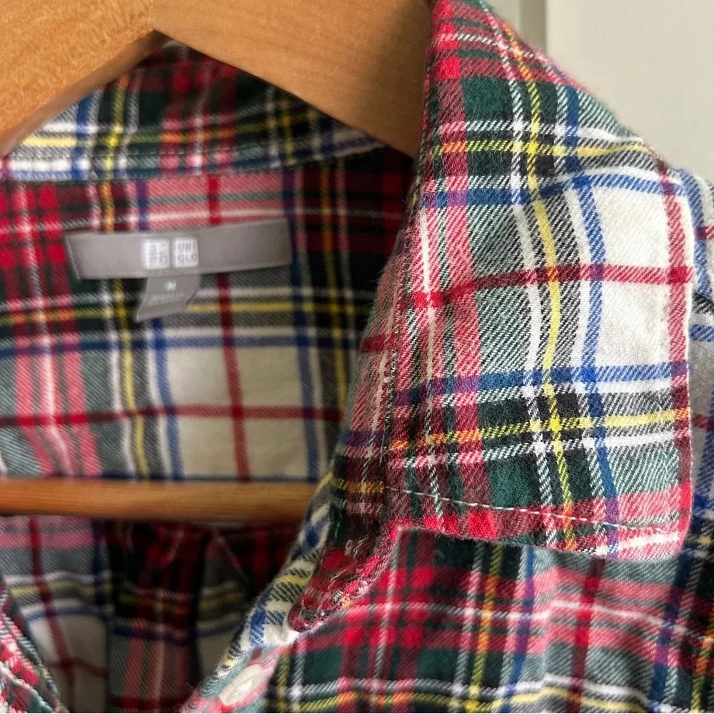 EUC Uniqlo size M women's button down plaid flannel shirt Christmas perfection - Picture 6 of 7